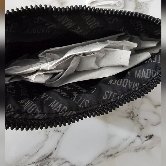 NEW Steve Madden Black Small Hand Purse with Gold Zip. Never Used - Picture 3 of 3